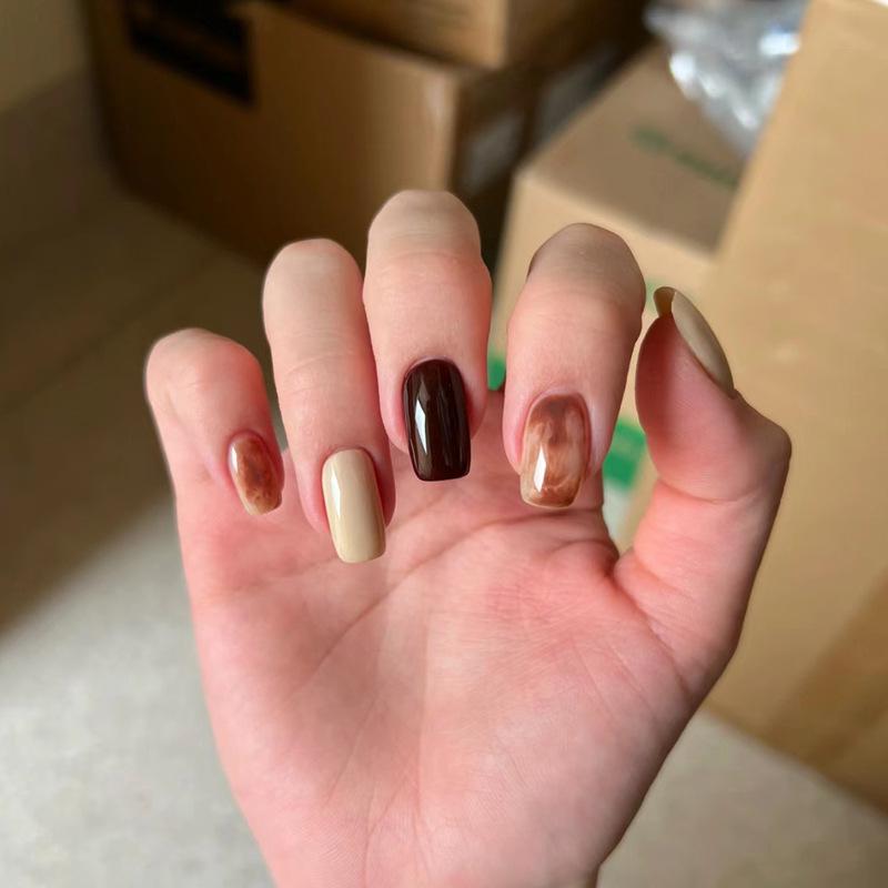 Caramel Amber Ombre Short Wearable Nails for Autumn/Winter Gold-Plated Top Coat Glue Version
Caramel Amber Ombre Short Wearable Nails for Autumn/Winter Gold-Plated Top Coat Glue Version