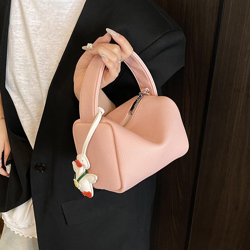 Summer handbag women s 2025 version of the new fashion trendy armpit bag small steamed buns mobile phone bag versatile shoulder bag 17*11*11.5
Summer handbag women s 2025 version of the new fashion trendy armpit bag small steamed buns mobile phone bag versatile shoulder bag 17*11*11.5
