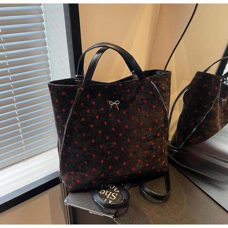 Рюкзак большой вместимости, женская повседневная модная сумка для поездок на работу, многофункциональная сумка через плечо, дорожный рюкзак чёрный
Рюкзак большой вместимости, женская повседневная модная сумка для поездок на работу, многофункциональная сумка через плечо, дорожный рюкзак чёрный