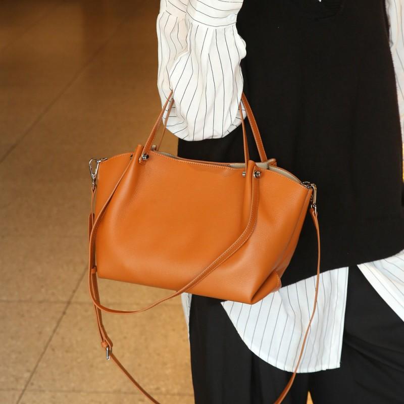 Fashion Handbag Women s Genuine Leather Tote Top Layer Cowhide Natural Throw Bill Of Lading Shoulder Large Capacity Bag 36x16x21CM
Fashion Handbag Women s Genuine Leather Tote Top Layer Cowhide Natural Throw Bill Of Lading Shoulder Large Capacity Bag 36x16x21CM