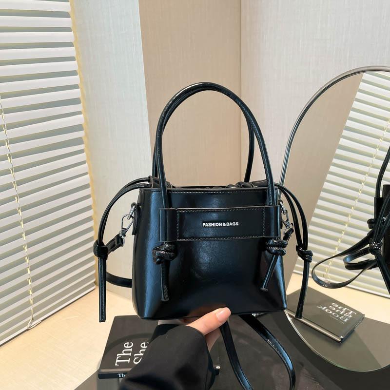 Niche design sense portable bucket bag women s new summer simple casual shoulder messenger bag чорний
Niche design sense portable bucket bag women s new summer simple casual shoulder messenger bag чорний