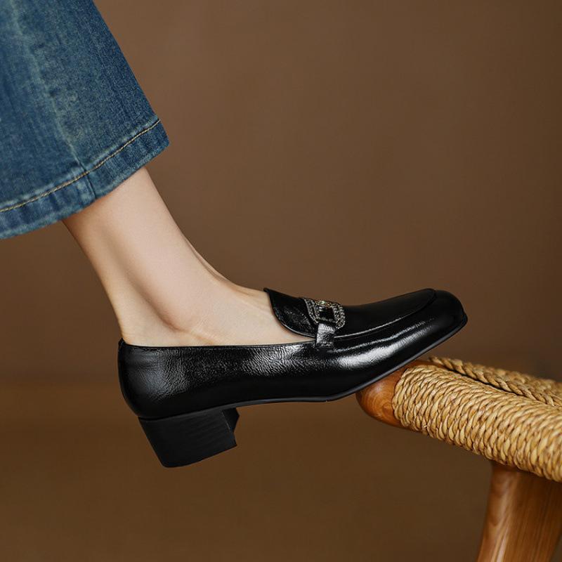 New four-season women s single shoes fashion mid-heel loafers non-slip beef tendon soles black large size shoes square heel sheepskin women s shoes 39 чёрный
New four-season women s single shoes fashion mid-heel loafers non-slip beef tendon soles black large size shoes square heel sheepskin women s shoes 39 чёрный