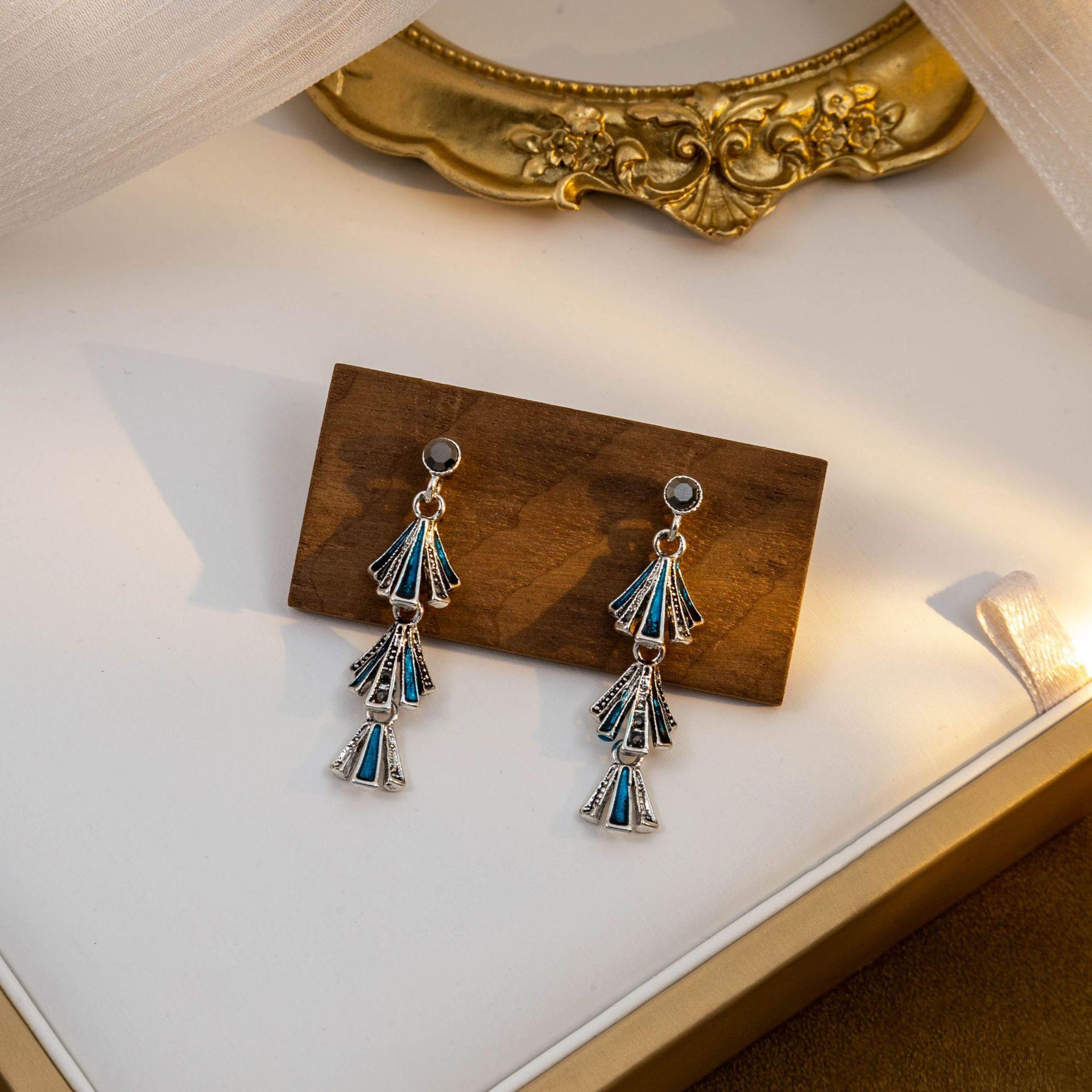 Retro Niche Design Fan Earrings, Long Fringed Oil Drip Diamond-Set Geometric Three-Dimensional Earrings
Retro Niche Design Fan Earrings, Long Fringed Oil Drip Diamond-Set Geometric Three-Dimensional Earrings