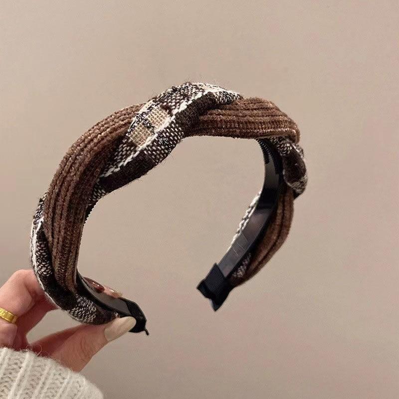 High-quality Plastic Hairband With Twist Knot Design In Coffee Color
High-quality Plastic Hairband With Twist Knot Design In Coffee Color