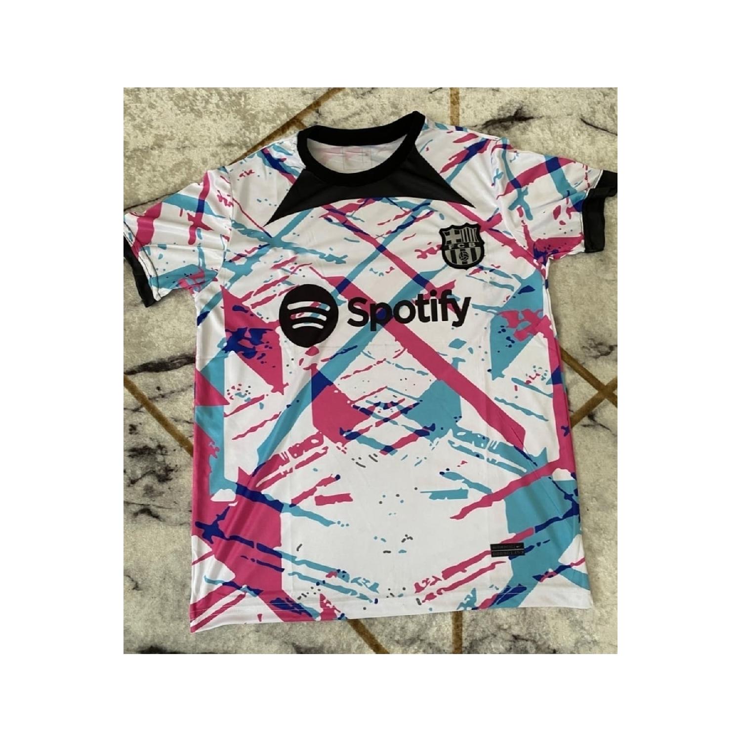 Джерси белого цвета со специальным дизайном «Барселона». 
Джерси белого цвета со специальным дизайном «Барселона».