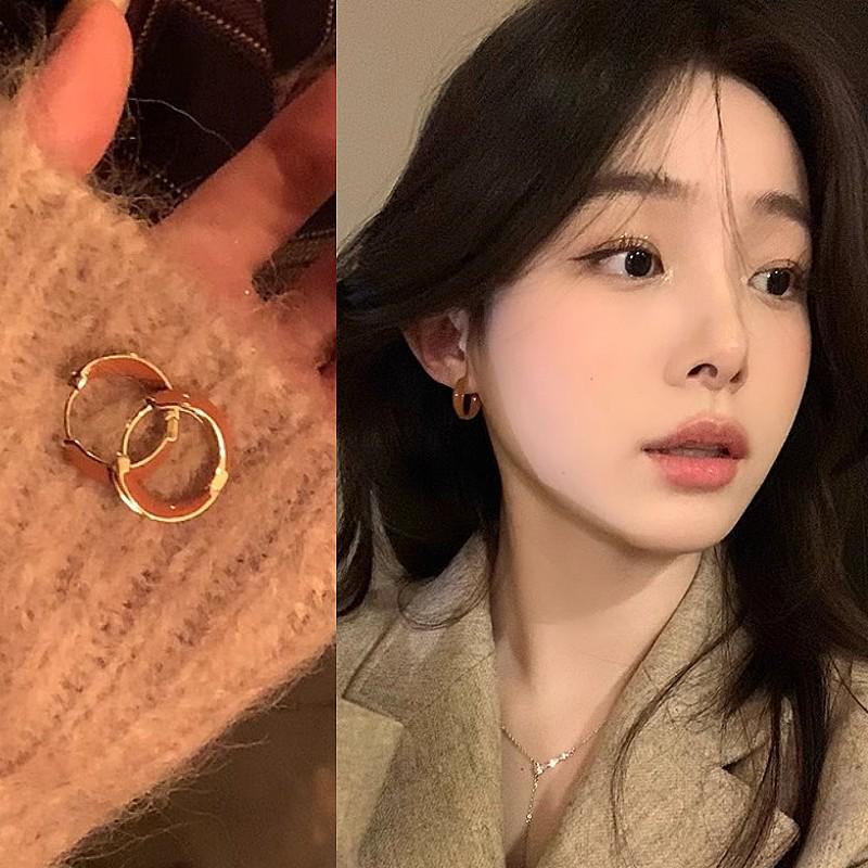 Zhou Yutong Inspired Caramel Drip Glaze Earrings: Stylish High-End Ear Cuffs & Hoops for a Luxurious Autumn/Winter Look
Zhou Yutong Inspired Caramel Drip Glaze Earrings: Stylish High-End Ear Cuffs & Hoops for a Luxurious Autumn/Winter Look