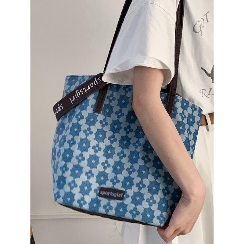 Retro denim bag bag women s 2025 new fashion Korean version of literary tote bag large capacity zebra pattern shoulder bag синій
Retro denim bag bag women s 2025 new fashion Korean version of literary tote bag large capacity zebra pattern shoulder bag синій