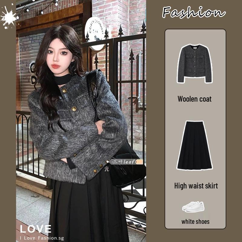2023 Autumn/Winter Women s High-End Suit: Short Woolen Coat & High-Waisted Slim Midi Skirt XL (55-60 kg)
2023 Autumn/Winter Women s High-End Suit: Short Woolen Coat & High-Waisted Slim Midi Skirt XL (55-60 kg)