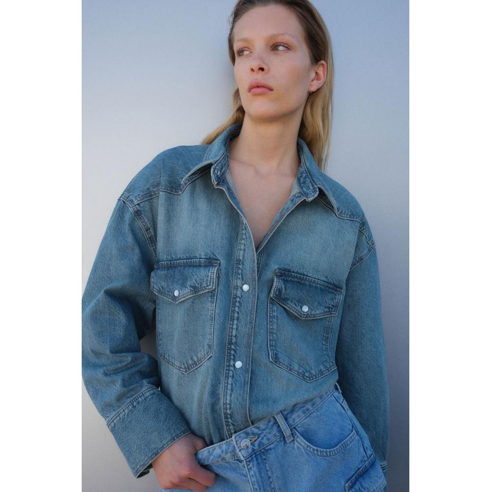 Рубашка джинсовая свободного кроя HM светло-синего цвета
Рубашка джинсовая свободного кроя HM светло-синего цвета