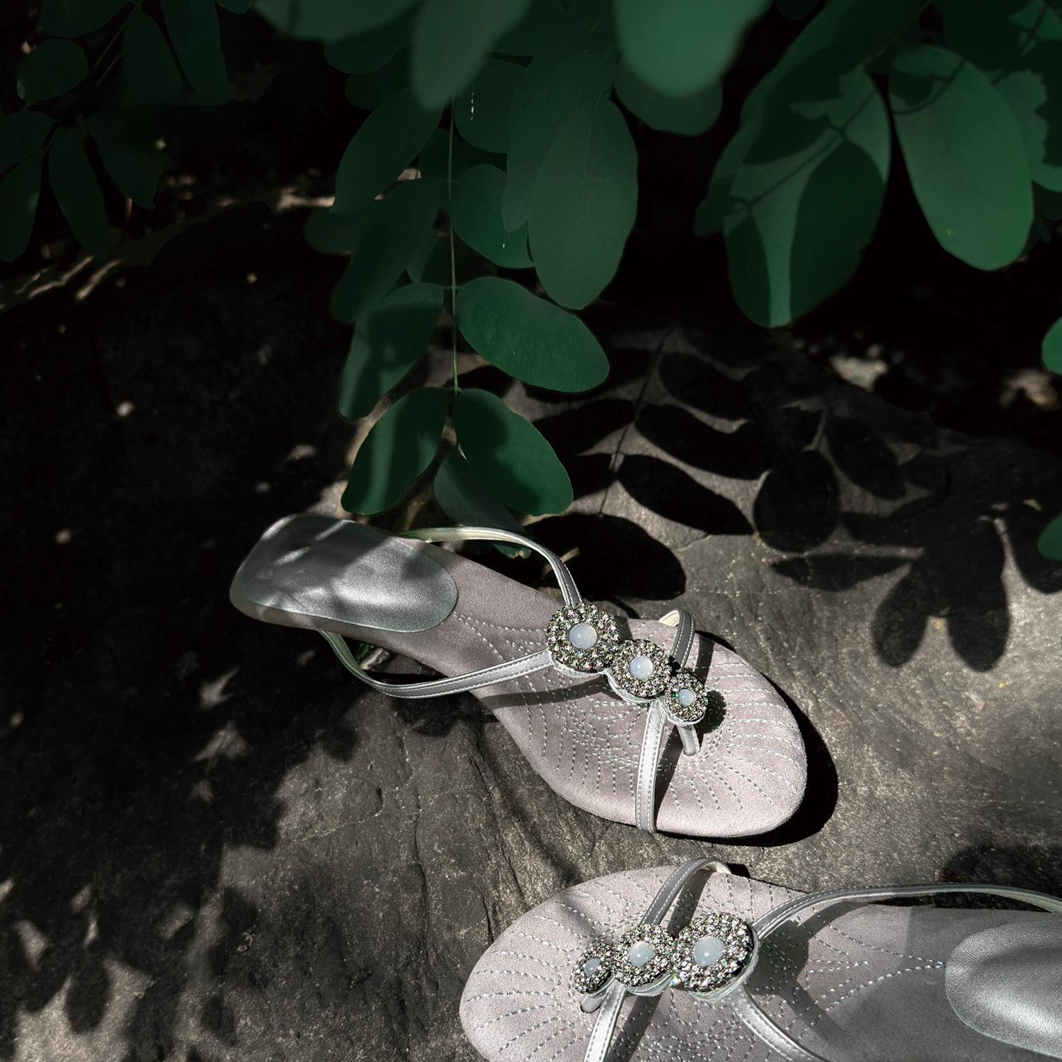 Baroque embroidered rhinestone low heel toe cool slippers women s wear 2025 summer new retro flip-flops 42
Baroque embroidered rhinestone low heel toe cool slippers women s wear 2025 summer new retro flip-flops 42