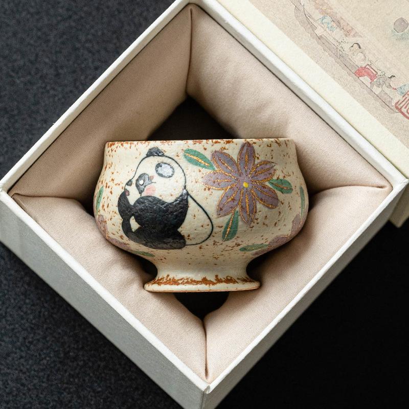 Hand Painted Blue White Flint Red Gold Gilded Panda Chrysanthemum Ceramic Master Cup for Gongfu Tea Ceremony Home Office Gift 106ml
Hand Painted Blue White Flint Red Gold Gilded Panda Chrysanthemum Ceramic Master Cup for Gongfu Tea Ceremony Home Office Gift 106ml