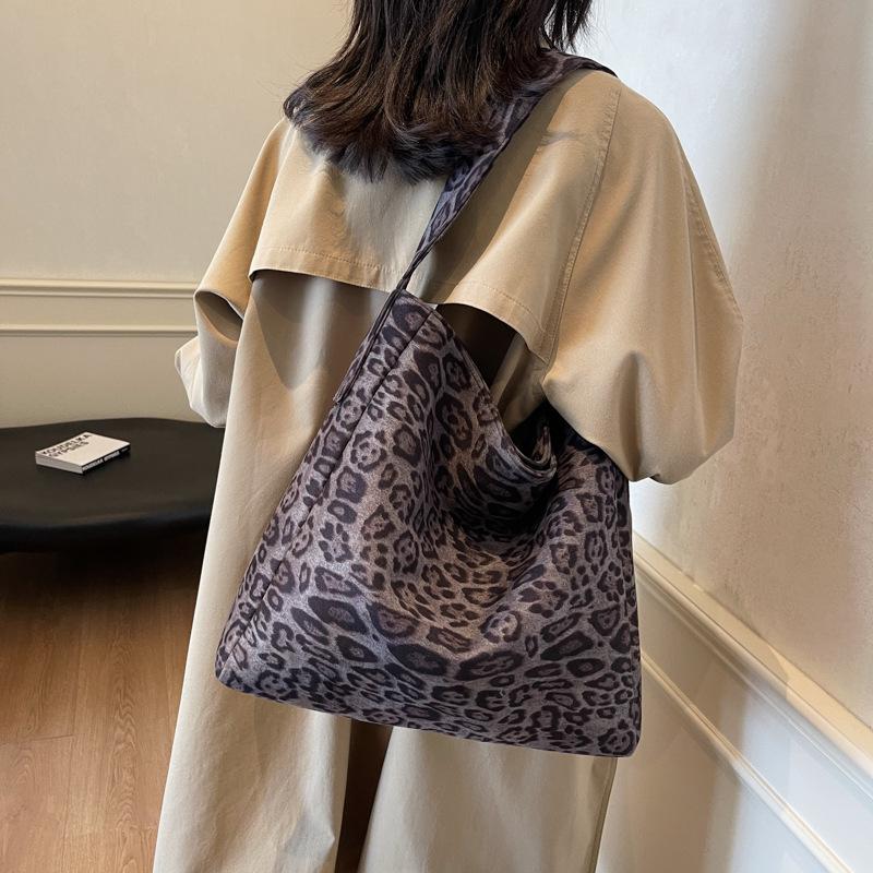 Сумка большой вместимости женская 2025 новая модная сумка на плечо премиальная текстура сумка-ведро для поездок на работу 43*11*35
Сумка большой вместимости женская 2025 новая модная сумка на плечо премиальная текстура сумка-ведро для поездок на работу 43*11*35