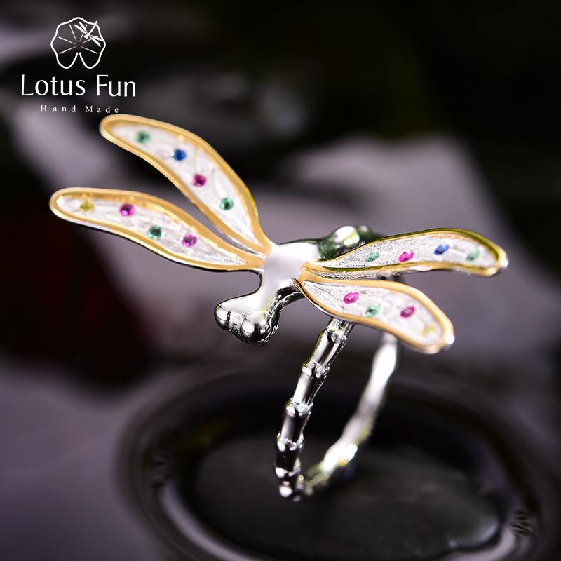 Lotus Fun из стерлингового серебра 925 пробы, ювелирные изделия ручной работы, многоцветный цирконий, красивые дизайнерские кольца со стрекозой для женщин
Lotus Fun из стерлингового серебра 925 пробы, ювелирные изделия ручной работы, многоцветный цирконий, красивые дизайнерские кольца со стрекозой для женщин