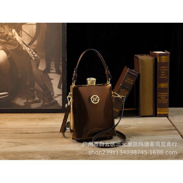 Европейская и американская уличная мода Вертикальная маленькая сумочка из лакированной кожи, глянцевая, на одном плече, кроссбоди, производитель, оптом бронзовый
Европейская и американская уличная мода Вертикальная маленькая сумочка из лакированной кожи, глянцевая, на одном плече, кроссбоди, производитель, оптом бронзовый