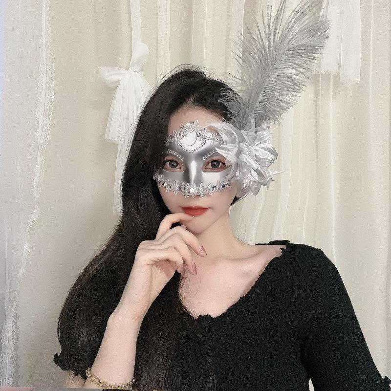 Venetian Party Mask Lightweight Feather Half Face Mask Cosplay Costume Mask High-Quality For Banquet Hall Fun Activity Carnival срібний
Venetian Party Mask Lightweight Feather Half Face Mask Cosplay Costume Mask High-Quality For Banquet Hall Fun Activity Carnival срібний