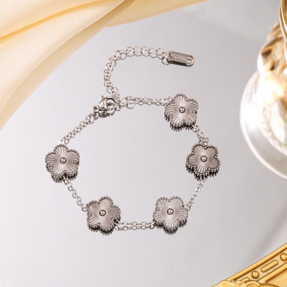 18k Gold Plated Titanium Steel Bracelet Five-Leaf Clover Flower Design Luxury High-End Fashion Fadeless Adjustable Jewelry Gift срібний
18k Gold Plated Titanium Steel Bracelet Five-Leaf Clover Flower Design Luxury High-End Fashion Fadeless Adjustable Jewelry Gift срібний