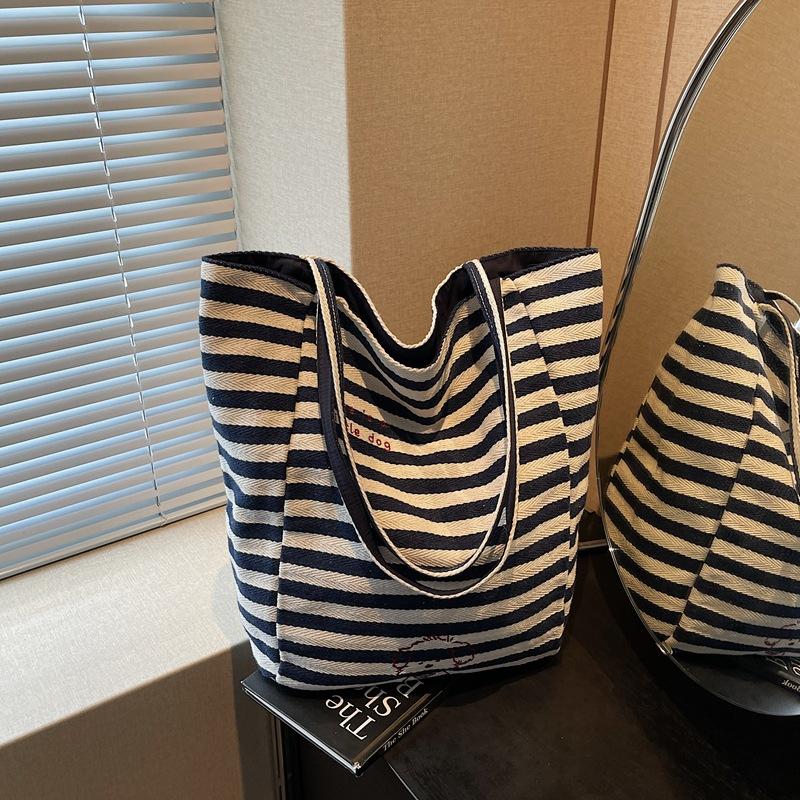 Сумка жіноча смугаста з собакою таксою, нова модна повсякденна сумка-тоут весна-літо 2025, універсальна полотняна сумка великої місткості
Сумка жіноча смугаста з собакою таксою, нова модна повсякденна сумка-тоут весна-літо 2025, універсальна полотняна сумка великої місткості