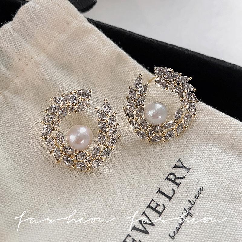 Exquisite full zirconium high-end glass pearl earrings women s olive branch temperament luxury accessories sterling silver earrings
Exquisite full zirconium high-end glass pearl earrings women s olive branch temperament luxury accessories sterling silver earrings