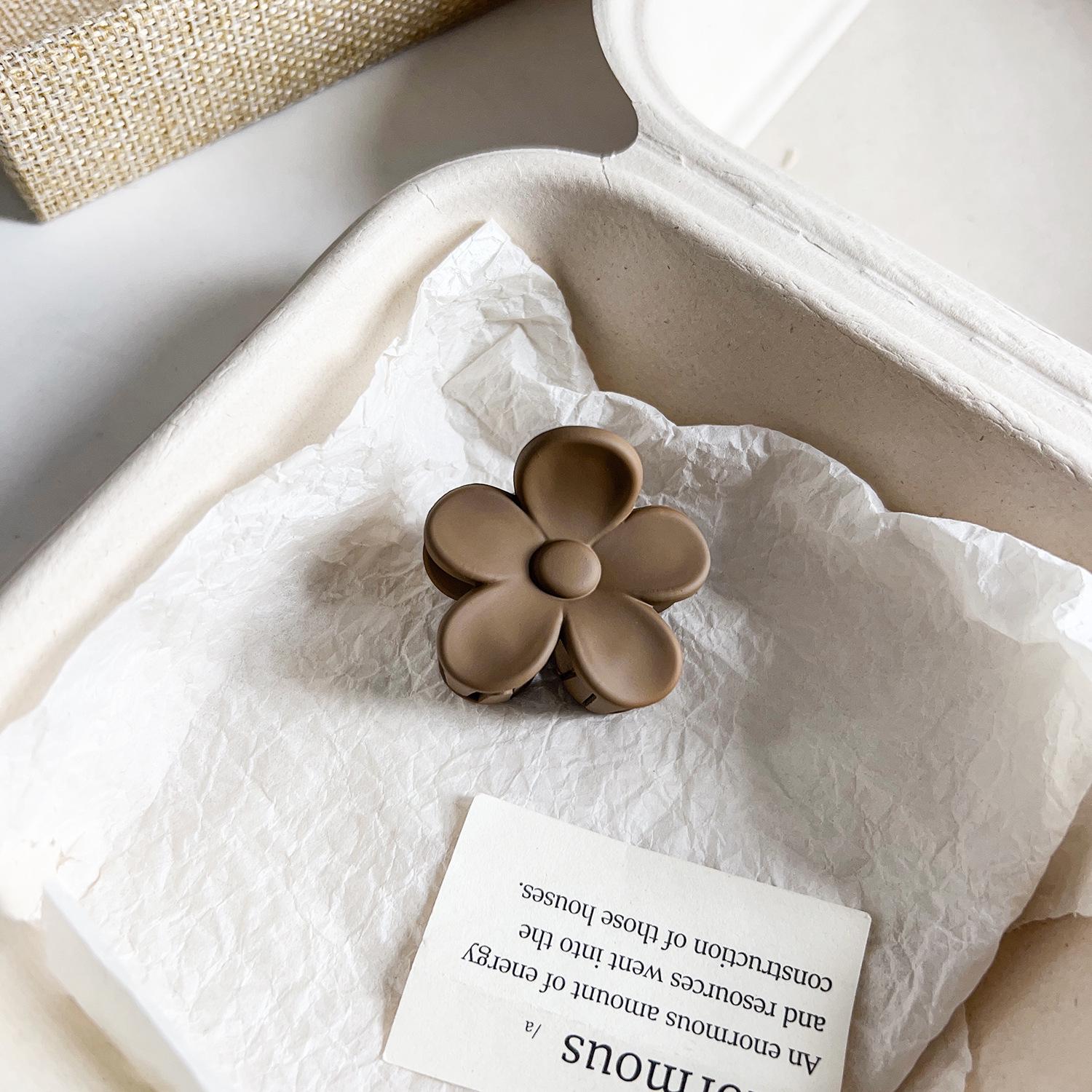 Универсальная заколка для волос в виде акулы с матовым цветочным узором для хвостиков и полузавязанных причесок PS
Универсальная заколка для волос в виде акулы с матовым цветочным узором для хвостиков и полузавязанных причесок PS