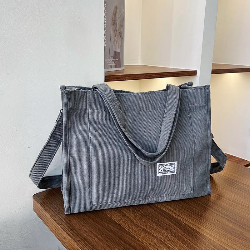 Korean version of simple large-capacity tote bag 2024 summer new fashion student class bag simple fashion messenger bag темно-сірий
Korean version of simple large-capacity tote bag 2024 summer new fashion student class bag simple fashion messenger bag темно-сірий