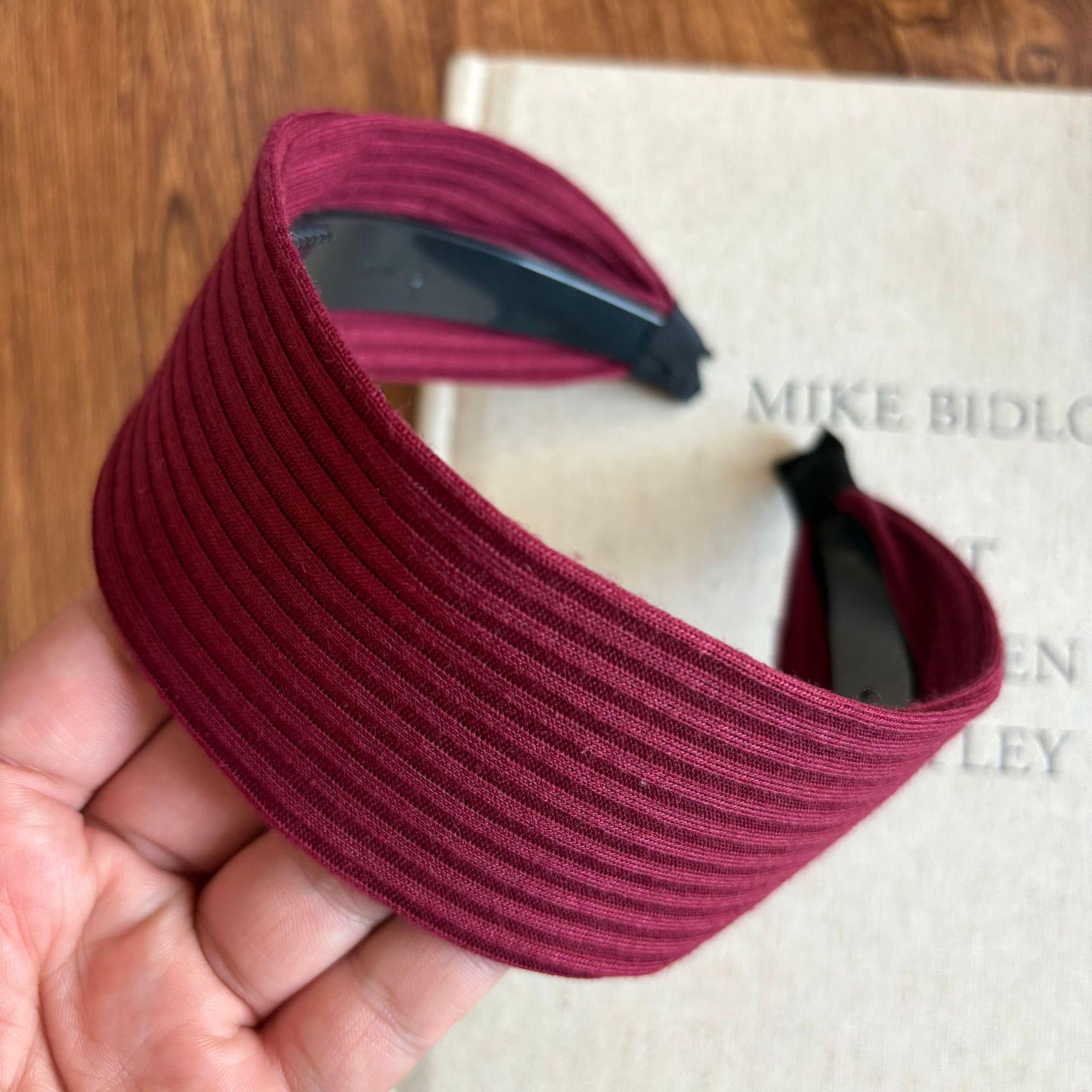 Influencer Retro Wide-Brimmed Hairband for Women, Autumn/Winter Daily Wear, High-End Hair Accessory.
Influencer Retro Wide-Brimmed Hairband for Women, Autumn/Winter Daily Wear, High-End Hair Accessory.