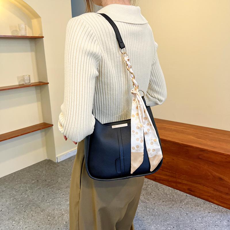 Large capacity fashion women s bag new simple hand shoulder bag autumn solid color crossbody texture bucket bag чорний
Large capacity fashion women s bag new simple hand shoulder bag autumn solid color crossbody texture bucket bag чорний