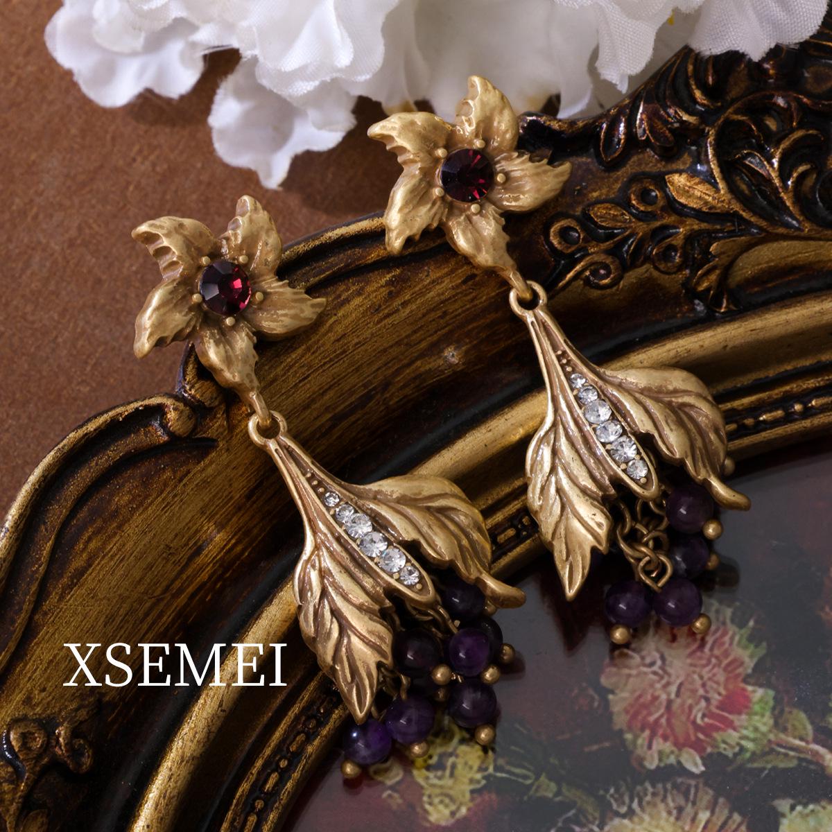 Винтажный набор ожерелье и серьги с фиолетовыми кристаллами
Винтажный набор ожерелье и серьги с фиолетовыми кристаллами