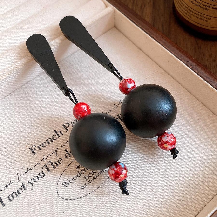Silver needle pearl wood block water drop pendant earrings medieval vintage temperament earrings light luxury high-end earrings women
Silver needle pearl wood block water drop pendant earrings medieval vintage temperament earrings light luxury high-end earrings women