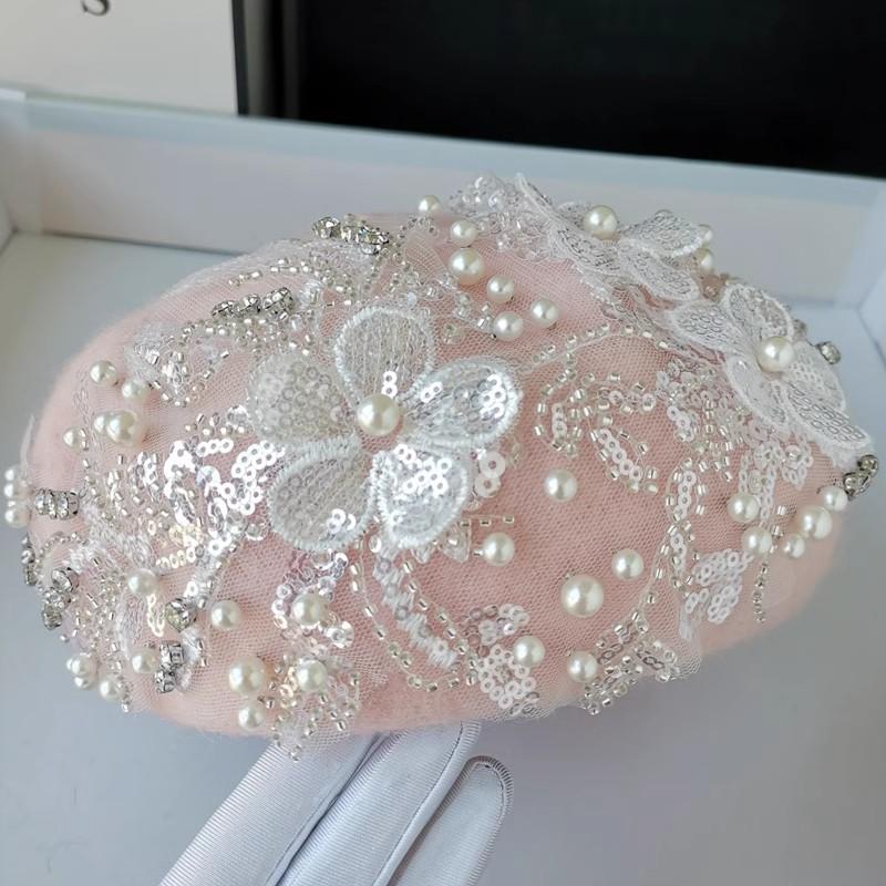 Ins Chic Зимний независимый дизайн с блестками и цветами Жемчужное кружево Розовый шерстяной женский берет Шляпа Женская кепка художника для отдыха head size 57cm
Ins Chic Зимний независимый дизайн с блестками и цветами Жемчужное кружево Розовый шерстяной женский берет Шляпа Женская кепка художника для отдыха head size 57cm