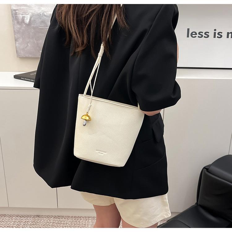 Retro underarm bag women s 2025 new simple high-end niche bucket bag fashionable and popular shoulder bag
Retro underarm bag women s 2025 new simple high-end niche bucket bag fashionable and popular shoulder bag