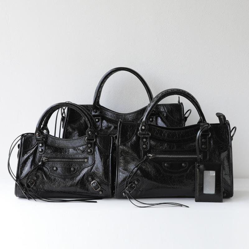 Classic lecit large capacity locomotive bag burst pattern Spice girl rivet bag first layer cowhide shoulder handbag mini чорний
Classic lecit large capacity locomotive bag burst pattern Spice girl rivet bag first layer cowhide shoulder handbag mini чорний