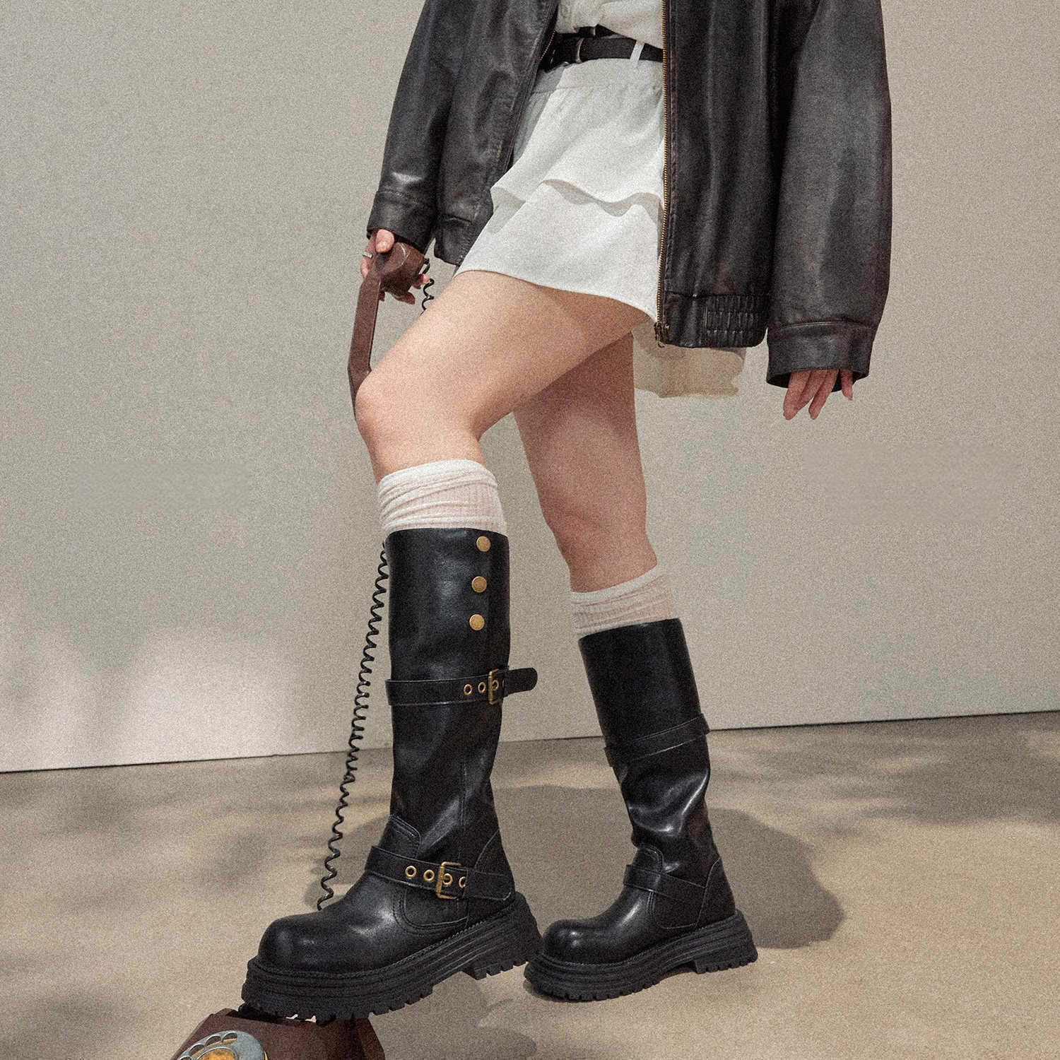 You can fold and wear two belt buckle boots to look thin in autumn and winter. Korean wear with the new British Maillard medium and long boots. 40 чорний
You can fold and wear two belt buckle boots to look thin in autumn and winter. Korean wear with the new British Maillard medium and long boots. 40 чорний