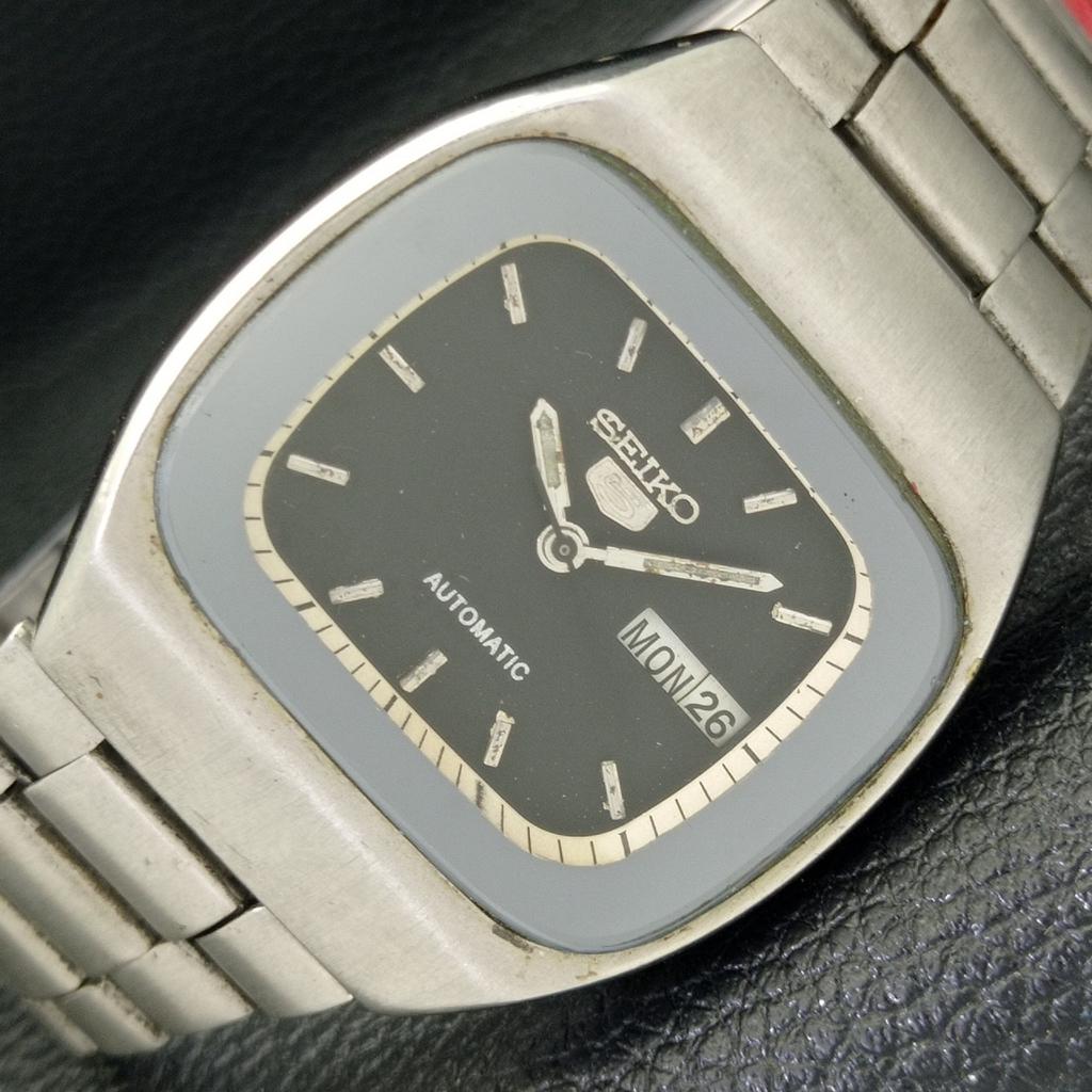 Б/У подлинные старинные автоматические мужские часы SEIKO 5 из Японии с оригинальным циферблатом a435063-2 R122-a435063
Б/У подлинные старинные автоматические мужские часы SEIKO 5 из Японии с оригинальным циферблатом a435063-2 R122-a435063