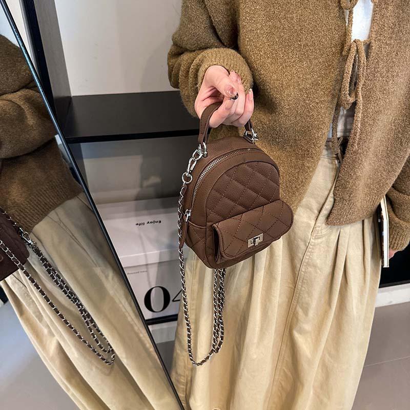 Корейська версія модної жіночої сумки, висококласний жіночий рюкзак, новий міні-рюкзак на ланцюжку з діамантами 2024 року 10*8*17 темно-коричневого кольору
Корейська версія модної жіночої сумки, висококласний жіночий рюкзак, новий міні-рюкзак на ланцюжку з діамантами 2024 року 10*8*17 темно-коричневого кольору