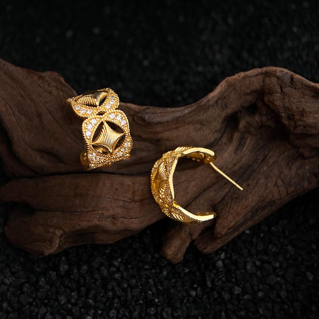 18K Gold Starburst Zircon Stud Earrings – French Retro Court Style Luxury
18K Gold Starburst Zircon Stud Earrings – French Retro Court Style Luxury