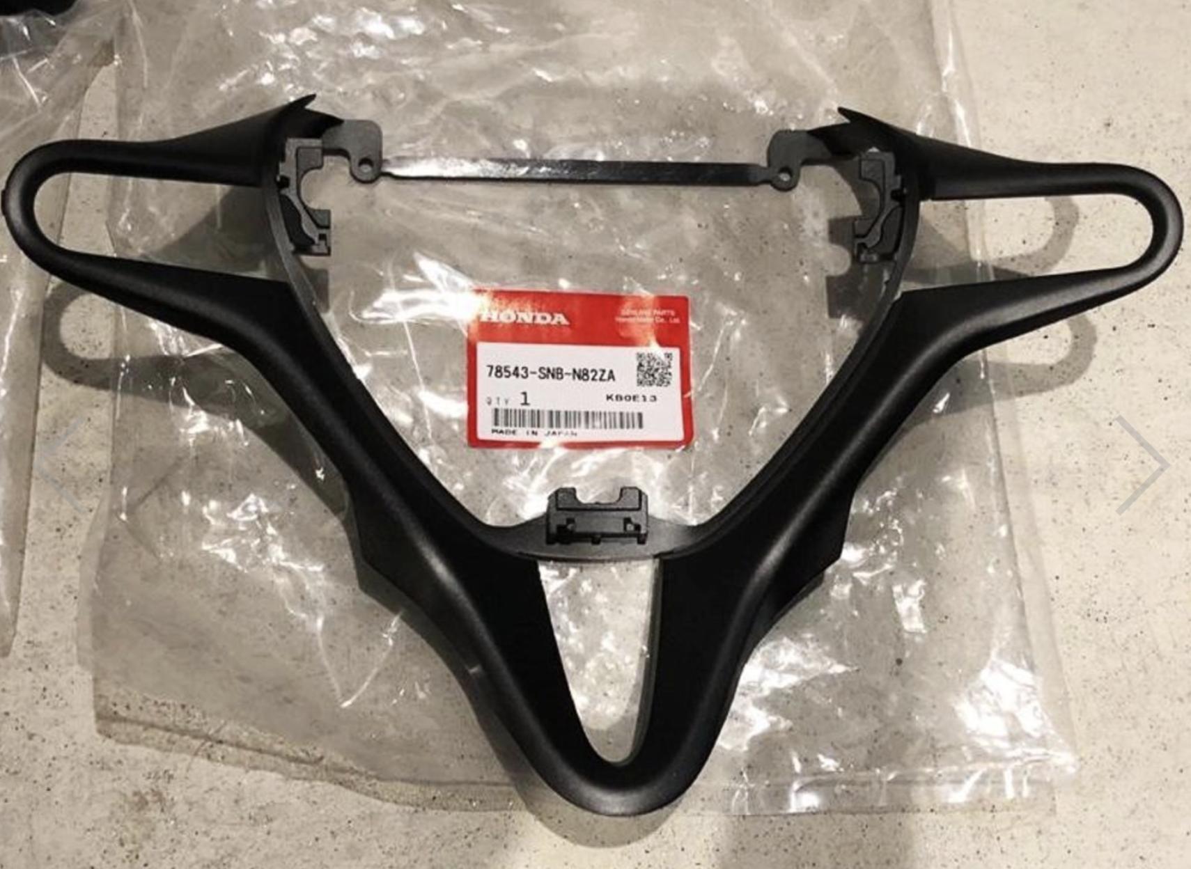 Оригинальная отделка рулевого колеса Honda Civic 4D FD2 Hybrid FD3 78543-SNB-N82ZA F/S
Оригинальная отделка рулевого колеса Honda Civic 4D FD2 Hybrid FD3 78543-SNB-N82ZA F/S