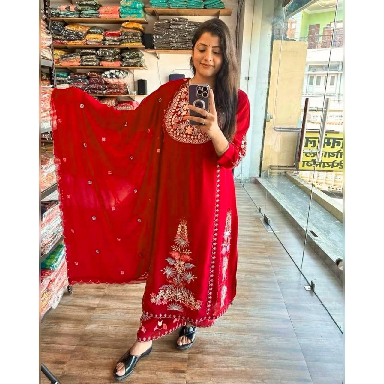 Новая привлекательная одежда для вечеринок с вышивкой разных цветов Fox Georgette Kurti Plazzo имеет стандартный крой и изготовлена из высококачественных тканей и пряжи*
Новая привлекательная одежда для вечеринок с вышивкой разных цветов Fox Georgette Kurti Plazzo имеет стандартный крой и изготовлена из высококачественных тканей и пряжи*