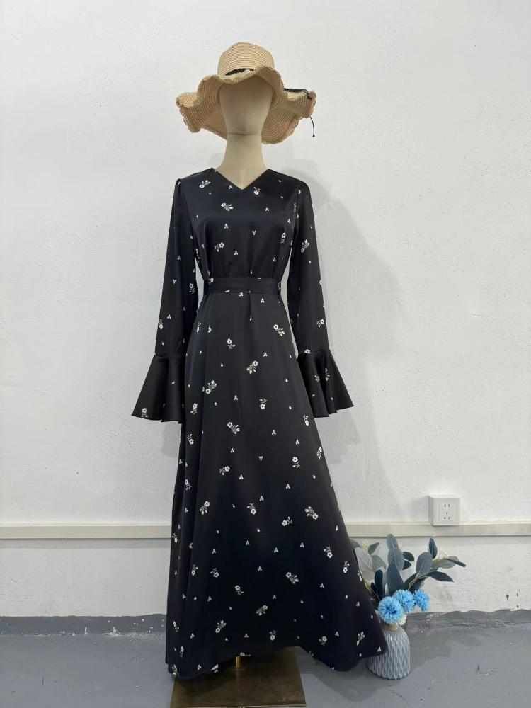 Черное платье макси с V-образным вырезом, рукавами-клеш и оборкой по подолу с цветочным принтом S чёрный
Черное платье макси с V-образным вырезом, рукавами-клеш и оборкой по подолу с цветочным принтом S чёрный