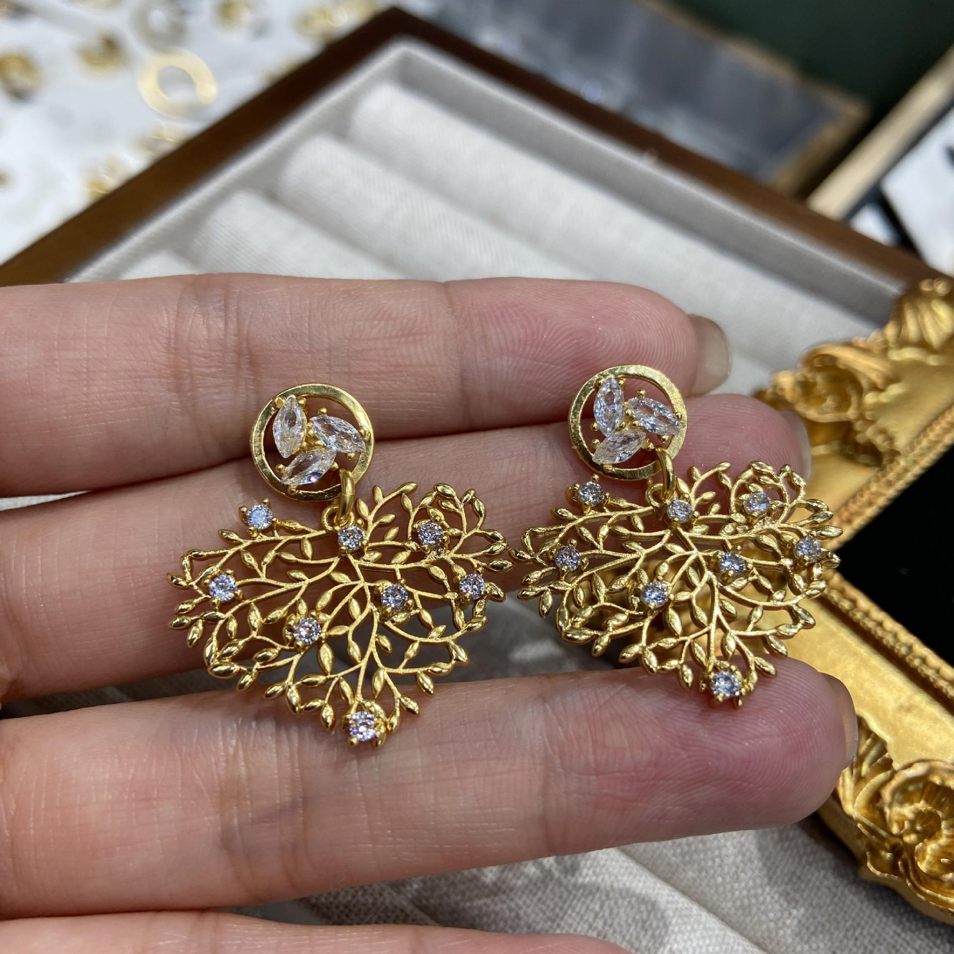 Romantic Winter Diamond Mesh Braided Veins Love Stud Earrings Internet Celebrity Earrings 2025 Copper Gold Plated Jewelry
Romantic Winter Diamond Mesh Braided Veins Love Stud Earrings Internet Celebrity Earrings 2025 Copper Gold Plated Jewelry