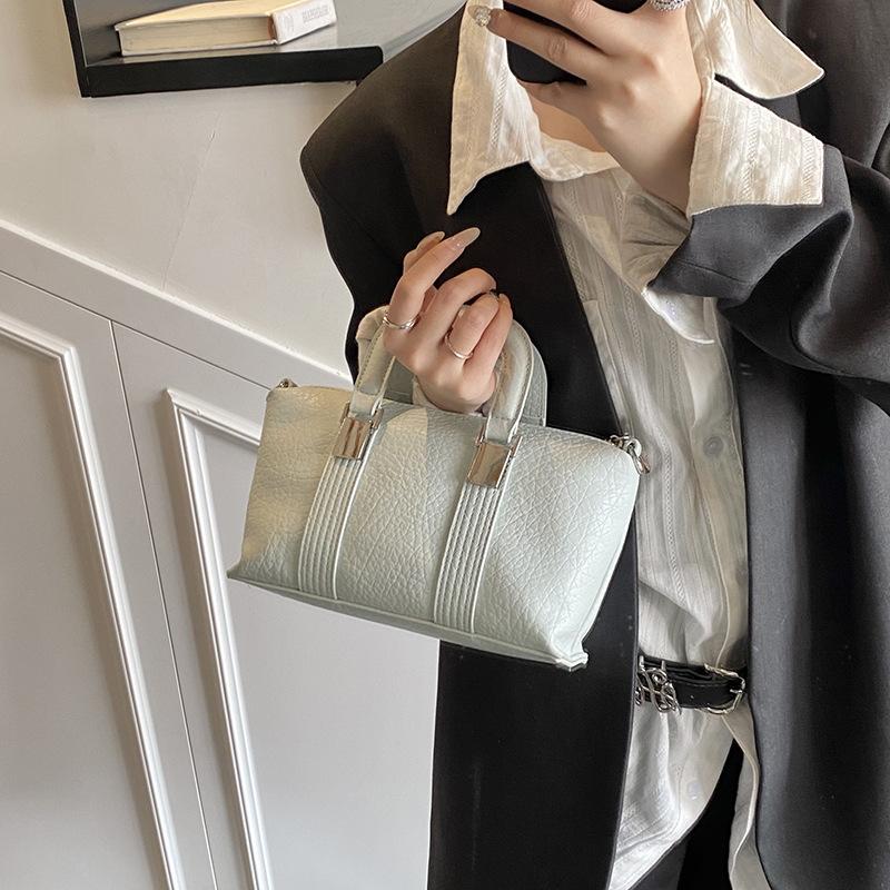 High-end small bag women s 2025 new spring and summer versatile messenger bag fashionable portable small square bag
High-end small bag women s 2025 new spring and summer versatile messenger bag fashionable portable small square bag