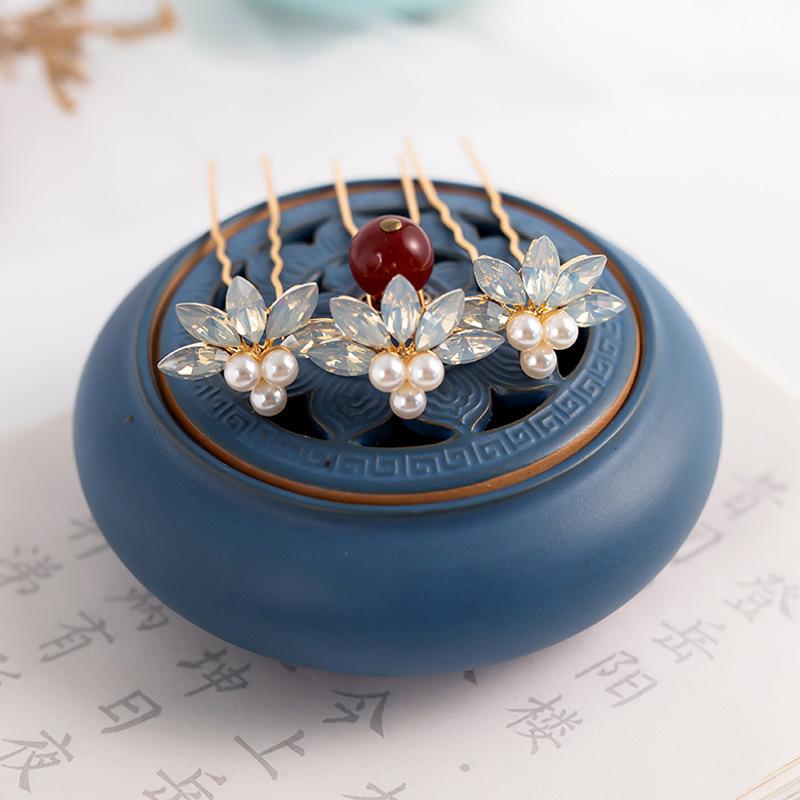 Ancient Style Hanfu Hairpin: U-Shaped Pearl and Flower Embellishments, Small Fresh Fairy Design
Ancient Style Hanfu Hairpin: U-Shaped Pearl and Flower Embellishments, Small Fresh Fairy Design
