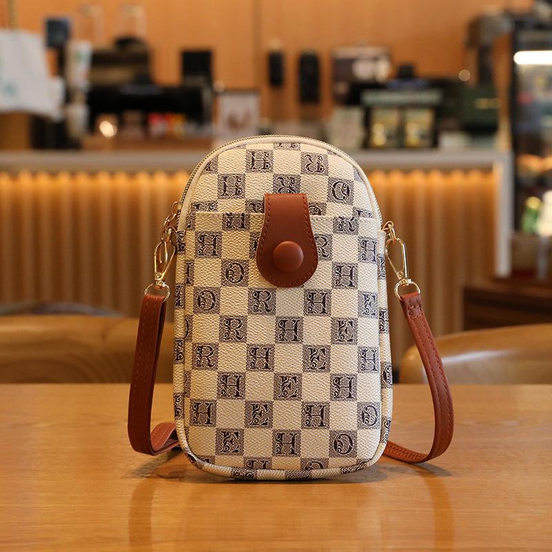 New fashionable women s wallet, vertical wallet, letter printing, shoulder mobile phone bag, oblique span bag, one piece of hair. белый
New fashionable women s wallet, vertical wallet, letter printing, shoulder mobile phone bag, oblique span bag, one piece of hair. белый