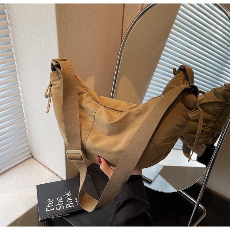 Сумка женская летняя новая большой вместимости сумка-пельмень простая модная ретро нишевая однотонная сумка на плечо хаки
Сумка женская летняя новая большой вместимости сумка-пельмень простая модная ретро нишевая однотонная сумка на плечо хаки