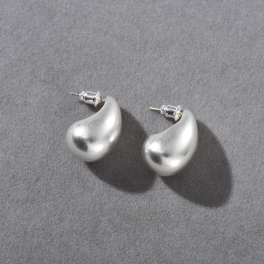 Bv Heavy Industry Hollow Water Drop Shape Earrings Simple And Old Matte Curved S925 Silver Needle Niche Earrings Women
Bv Heavy Industry Hollow Water Drop Shape Earrings Simple And Old Matte Curved S925 Silver Needle Niche Earrings Women