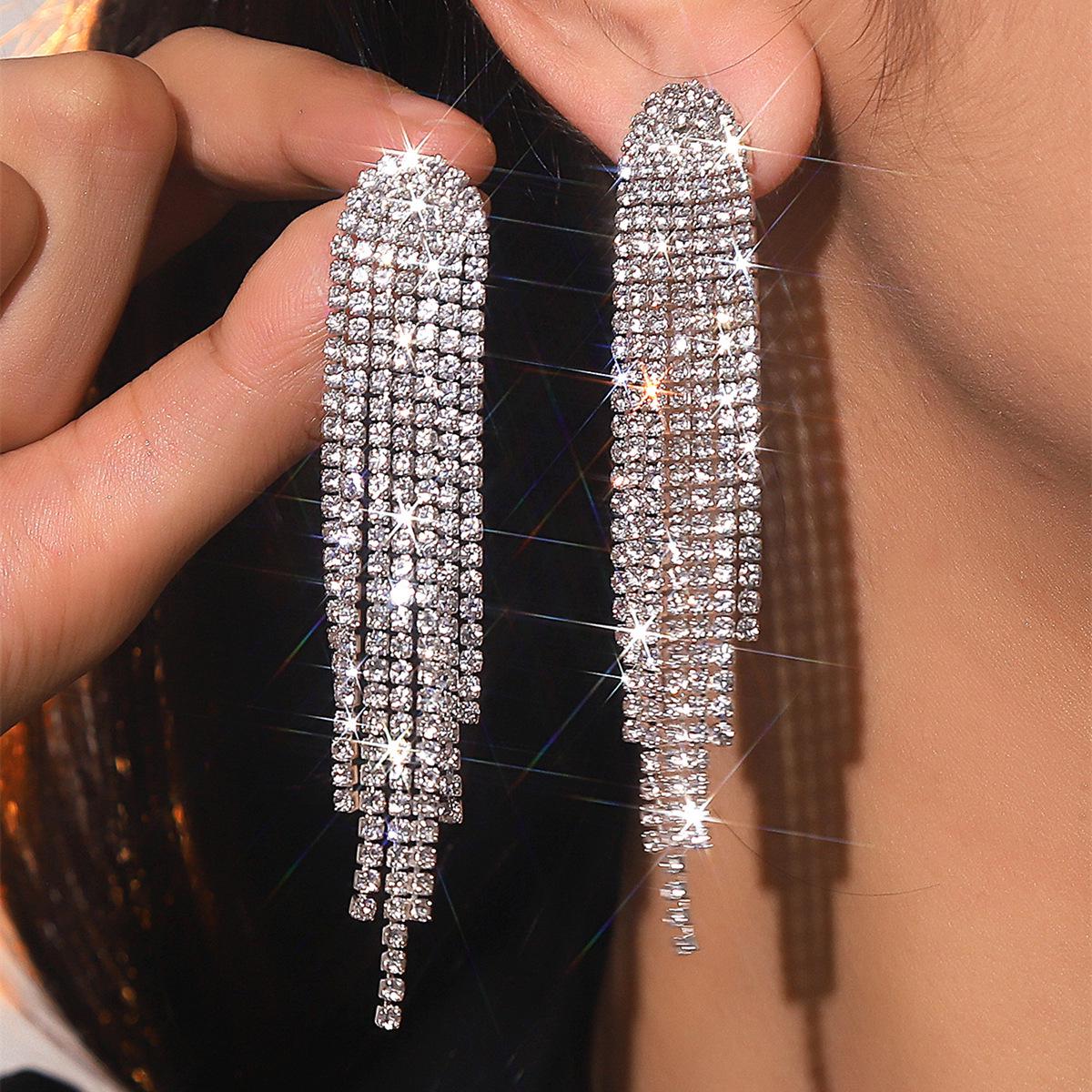 High-end luxury rhinestone tassel clip-on earrings, non-pierced elegant studs.
High-end luxury rhinestone tassel clip-on earrings, non-pierced elegant studs.