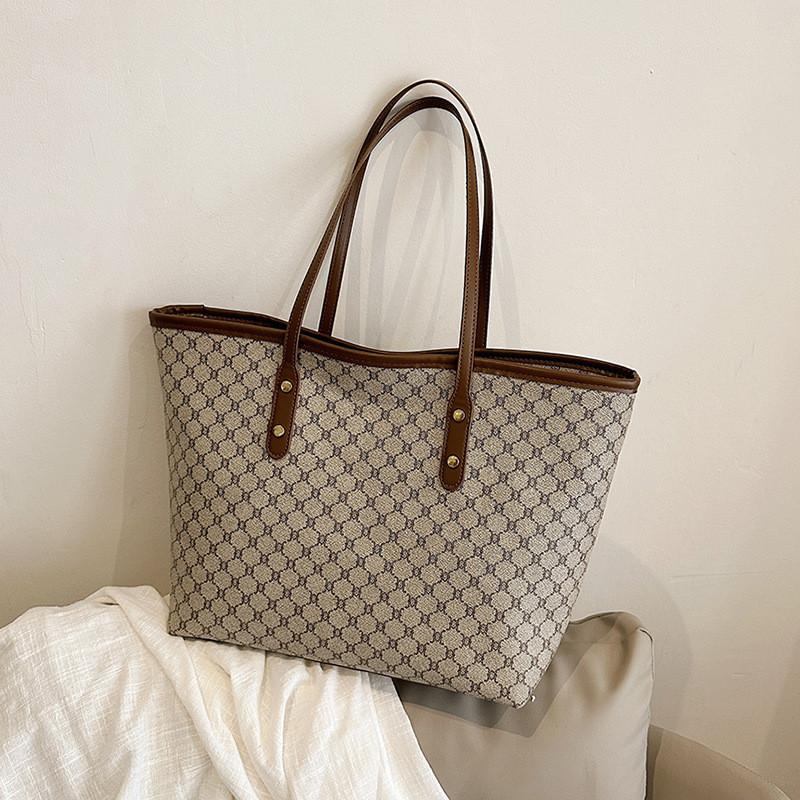 2023 New Fashion Women Shoulder Bag Street Style Retro Tote Bag Medium Size Crossbody Handbag
2023 New Fashion Women Shoulder Bag Street Style Retro Tote Bag Medium Size Crossbody Handbag