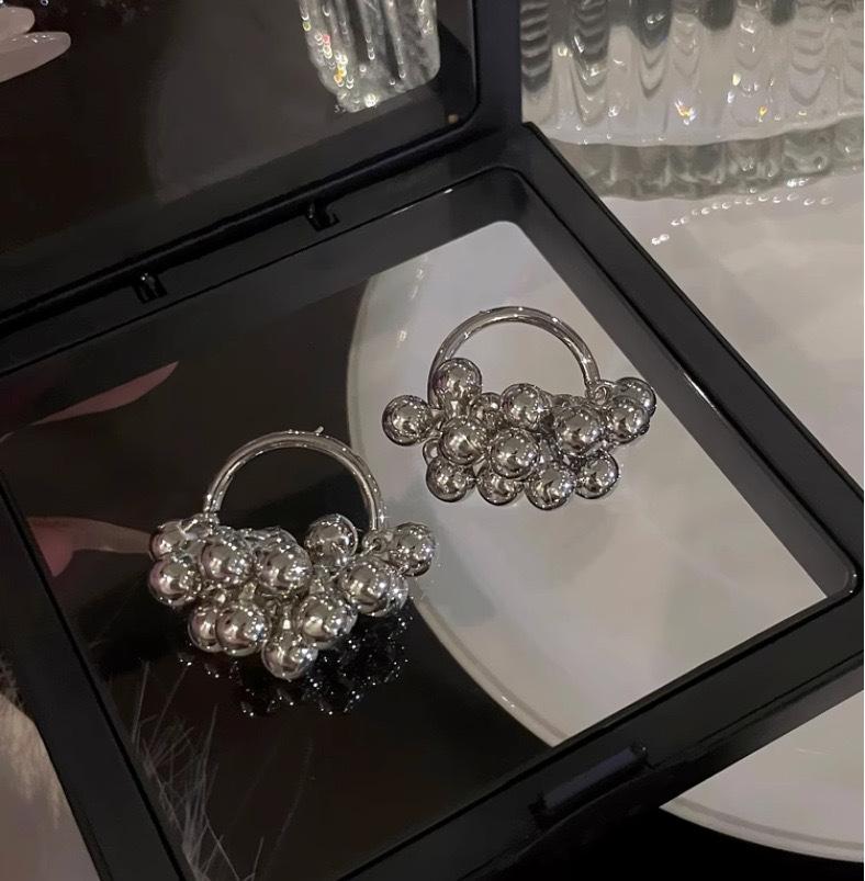 Серебряный шарик-пузырь ~ разумные круглые шариковые бусины преувеличенные геометрические нерегулярные серьги, серьги нишевого дизайна для женщин серебряный
Серебряный шарик-пузырь ~ разумные круглые шариковые бусины преувеличенные геометрические нерегулярные серьги, серьги нишевого дизайна для женщин серебряный