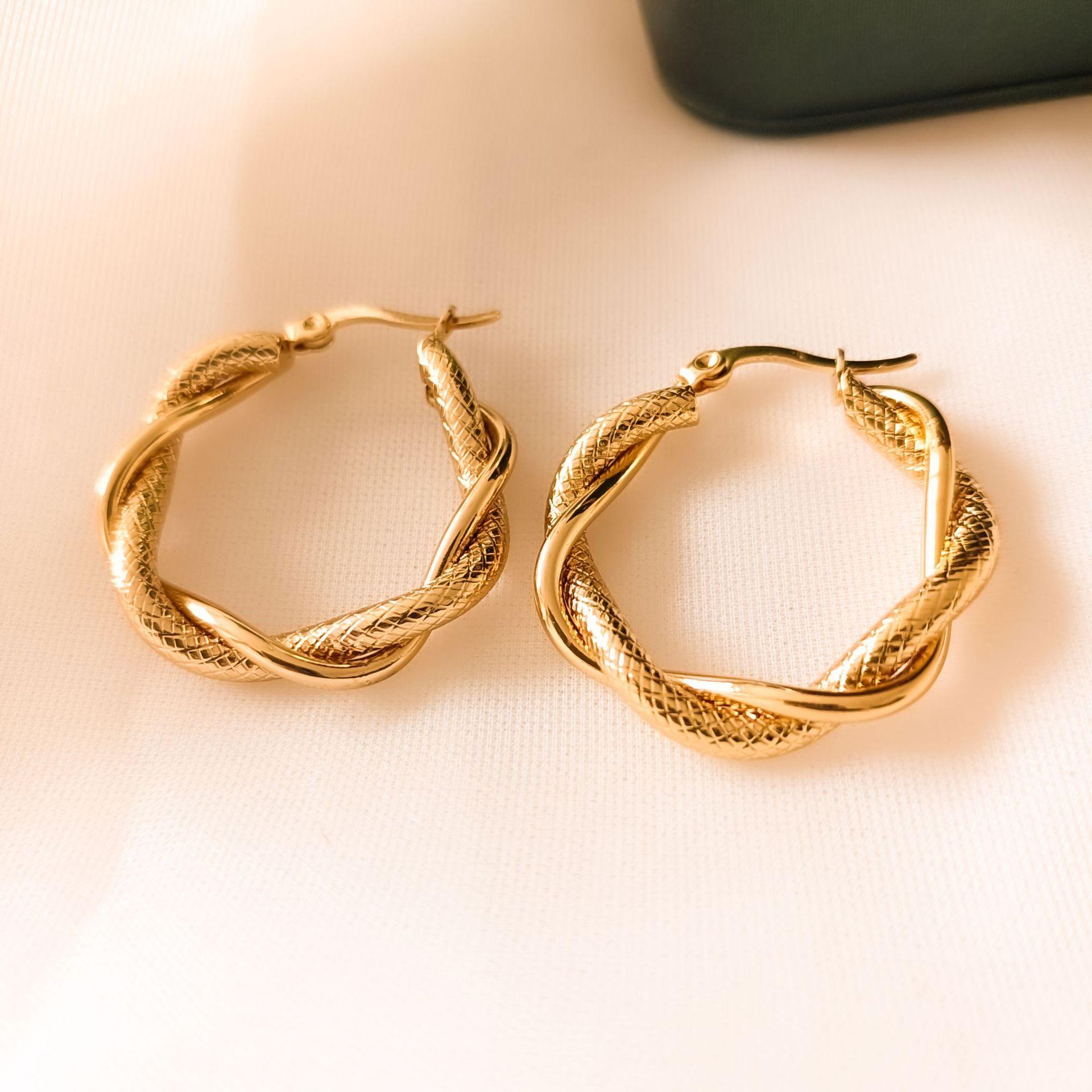 Новые крупные серьги в европейском и американском стиле с изысканным внешним видом, легкие роскошные круглые серьги
Новые крупные серьги в европейском и американском стиле с изысканным внешним видом, легкие роскошные круглые серьги