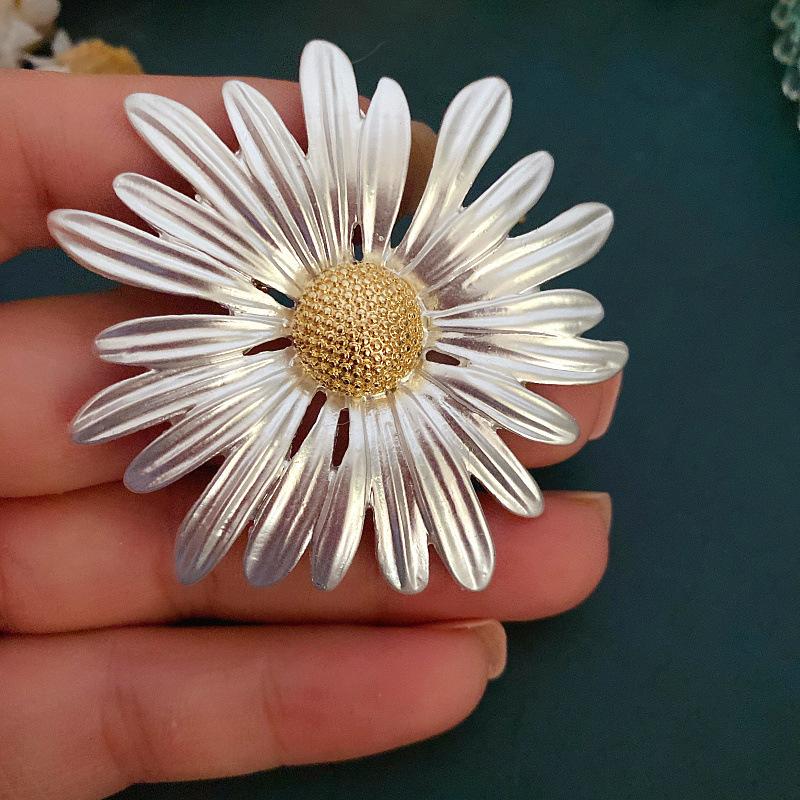 Vintage Mori Daisy Flower Brooch Exquisite Simple Elegant Temperament Pin Corsage
Vintage Mori Daisy Flower Brooch Exquisite Simple Elegant Temperament Pin Corsage