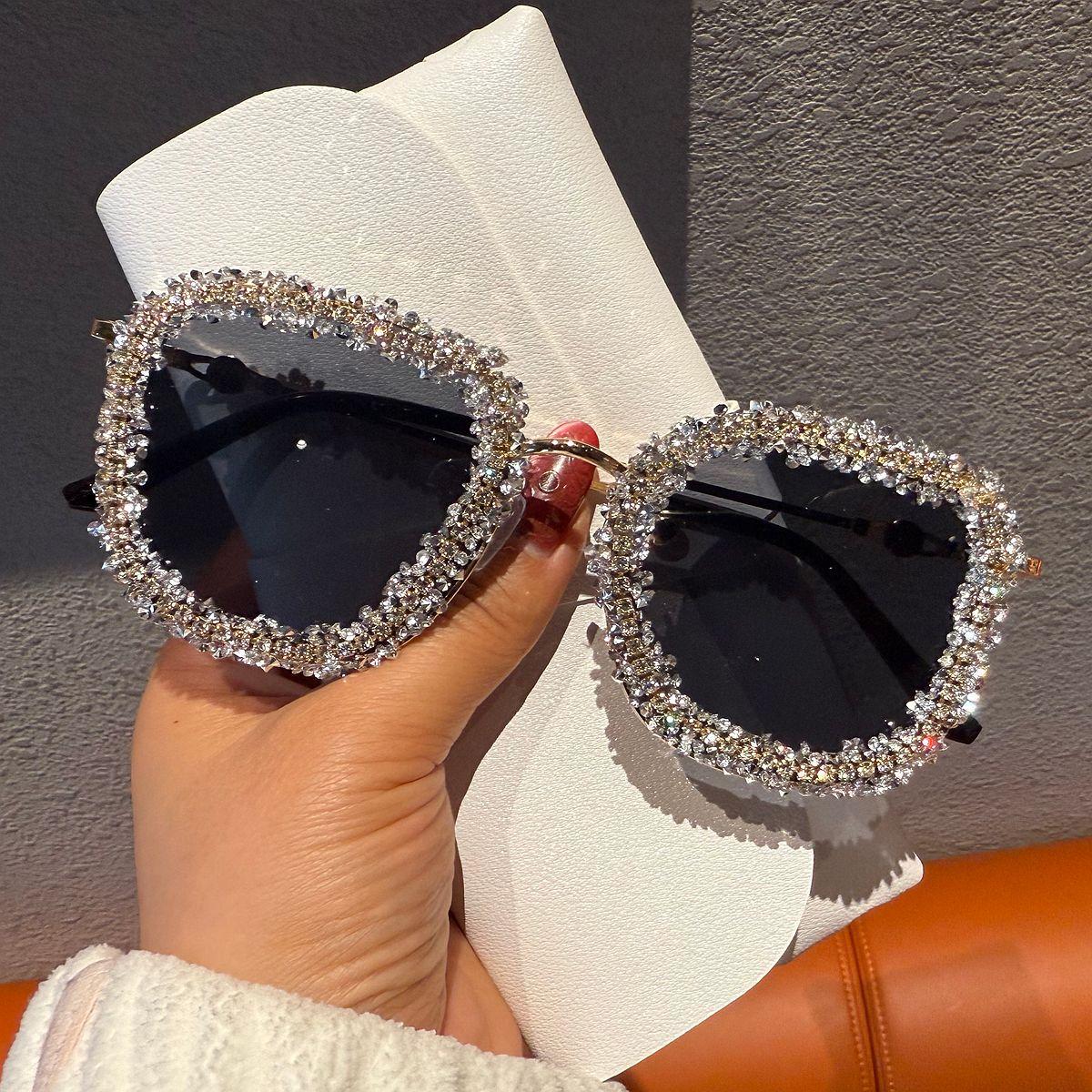 2026 New Trendy Square Bling Sunglasses for Women Brand Designer Metal Frame Luxury Summer Eyepiece UV400 lunette de soleil
2026 New Trendy Square Bling Sunglasses for Women Brand Designer Metal Frame Luxury Summer Eyepiece UV400 lunette de soleil